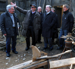 Reitz zeigt Beck die Filmkulisse in Gehlweiler; Bild: Dupuis