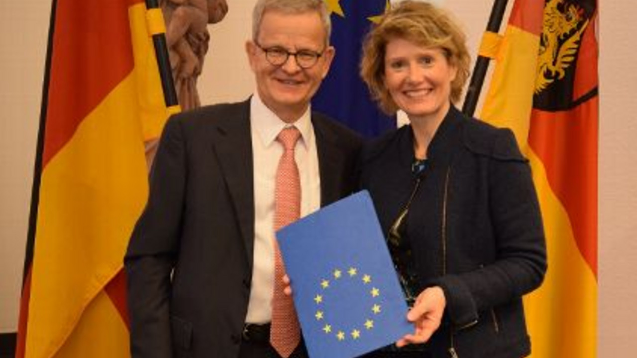 Dr. Walter Deffaa überreicht Wirtschaftsministerin Eveline Lemke die Genehmigung für das Operationelle Programm; Bild: MWKEL