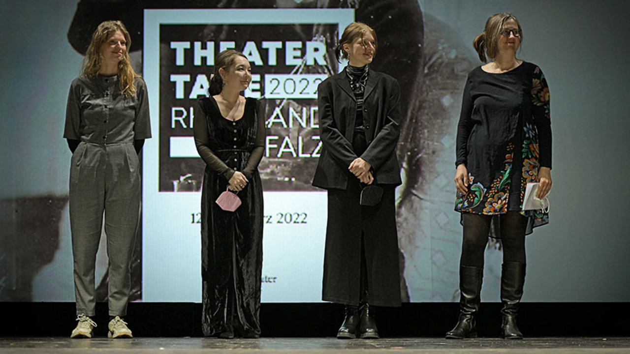 Preisträgerinnen der Stückpreise Ariane Koch, Patty Kim Hamilton und Svenja Viola Bungarten sowie Kathrin Röggla, Preisträgerin des Else Lasker-Schüler-Dramatikpreises 2022