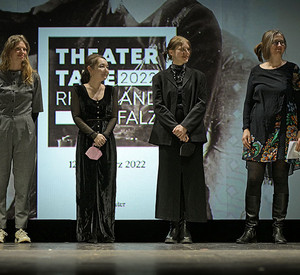 Preisträgerinnen der Stückpreise Ariane Koch, Patty Kim Hamilton und Svenja Viola Bungarten sowie Kathrin Röggla, Preisträgerin des Else Lasker-Schüler-Dramatikpreises 2022