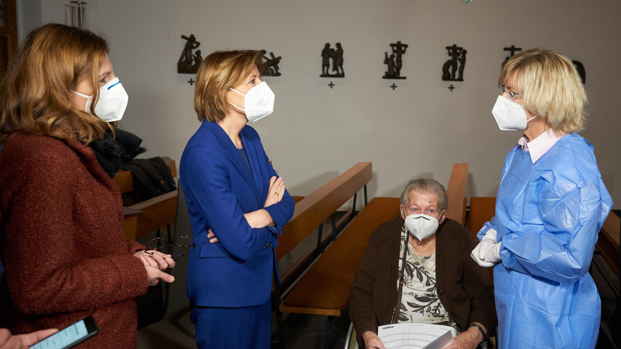 Ministerpräsidentin Malu Dreyer und Gesundheitsministerin Sabine Bätzing-Lichtenthäler beim Auftakt der Schutzimpfungen im Alten- und Pflegeheim Maria vom Siege in Koblenz