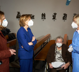 Ministerpräsidentin Malu Dreyer und Gesundheitsministerin Sabine Bätzing-Lichtenthäler beim Auftakt der Schutzimpfungen im Alten- und Pflegeheim Maria vom Siege in Koblenz