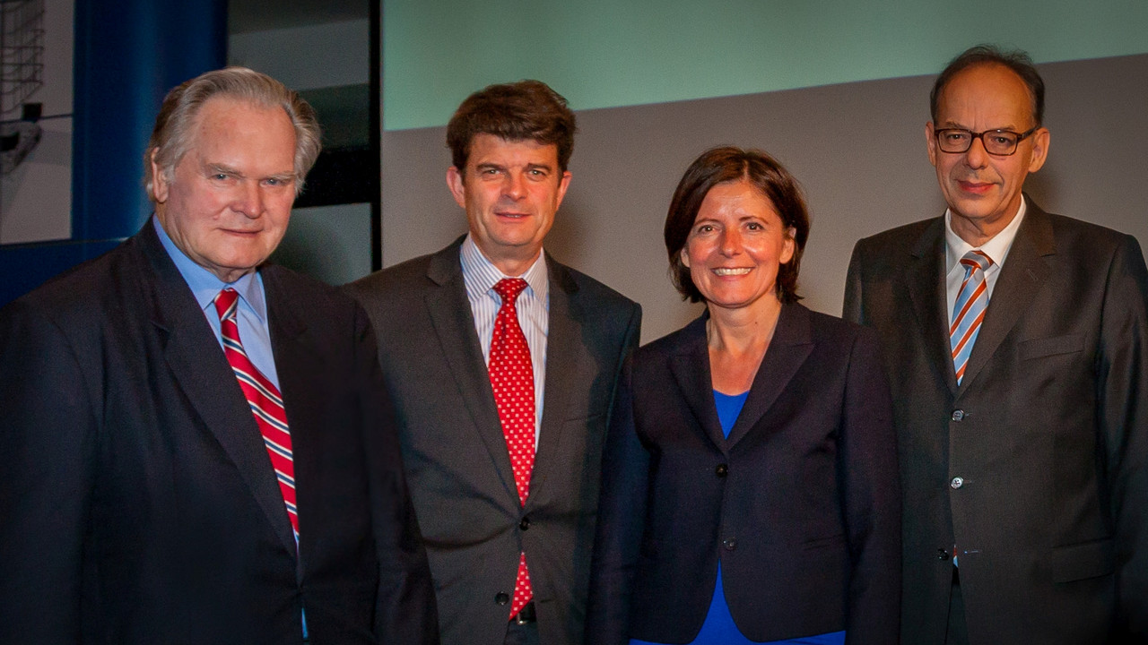 Ministerpräsidentin Malu Dreyer auf dem Siemens Wirtschaftsforum mit (v.l.n.r.) Udo Schütz, Leitung Schütz GmbH & Co. KGaA; Rudolf Martin Siegers, Siemens AG, Leitung Siemens Deutschland und Dr. Michael Kassner, Leiter Siemens-Region Mitte und Mitglied