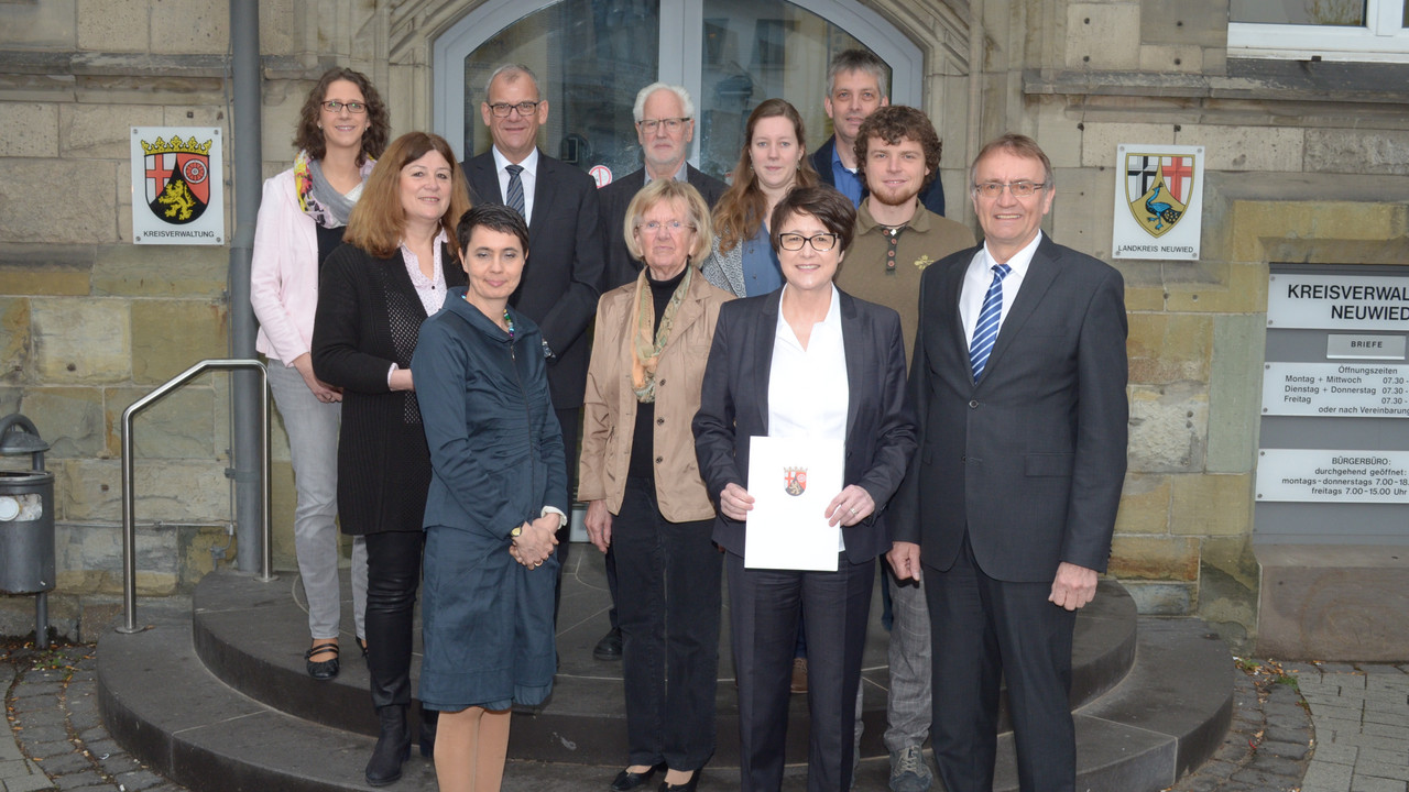 Die Ständige Vertreterin des Chefs der Staatskanzlei, Ministerialdirektorin Inge Degen, bei der Übergabde des Zuwendungsbescheids an den Landkreis Neuwied