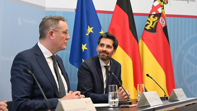 Sven Teuber steht für Bildungsgerechtigkeit, als Lehrer, ausgewiesener Bildungsexperte und Familienvater kennt er Schule und Kita von innen und außen