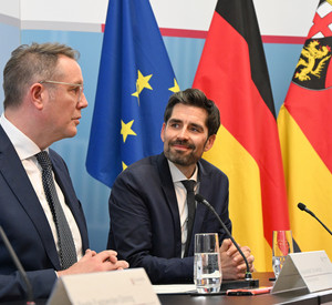 Ministerpräsident Alexander Schweitzer und Bildungsminister Sven Teuber
