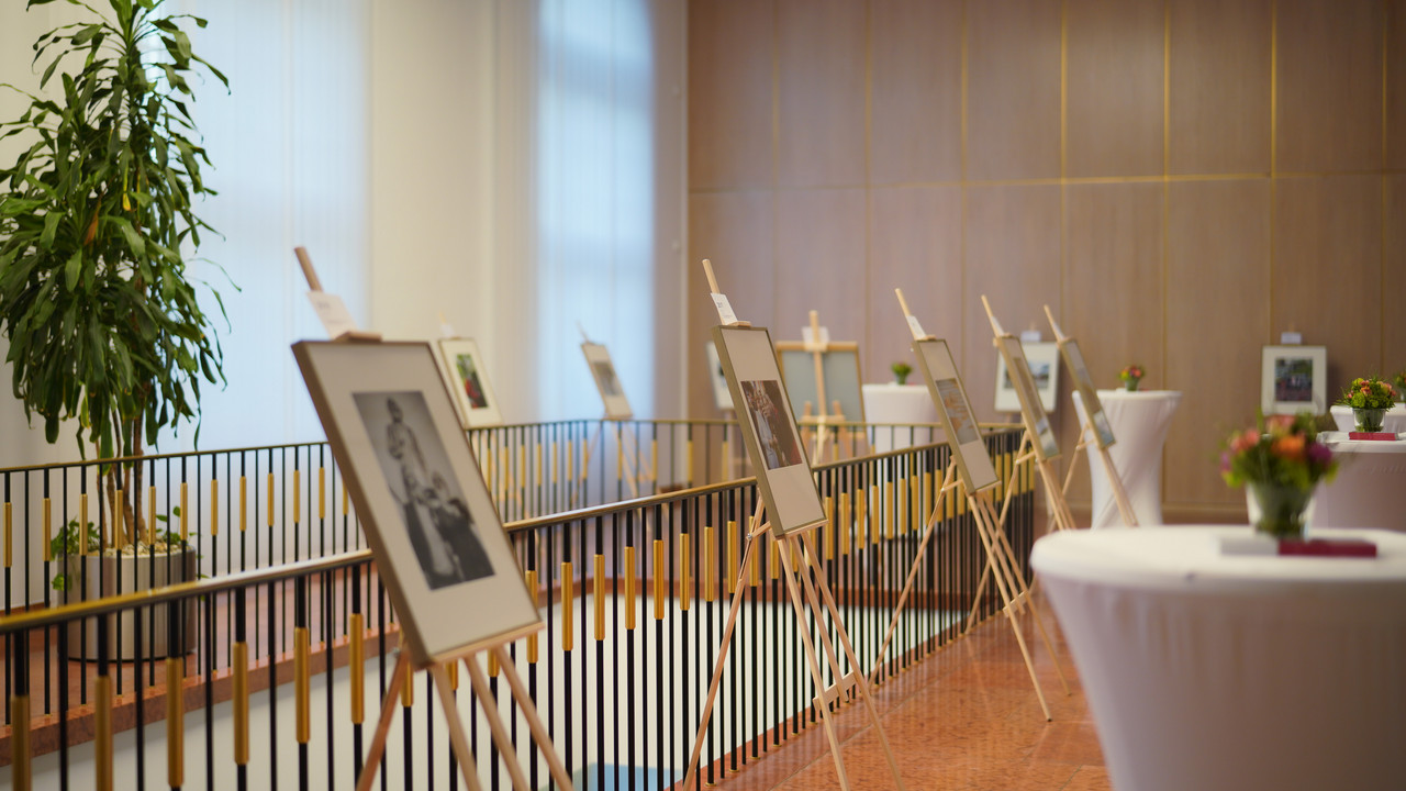 Eröffnung der erweiterten Fotoausstellung in der Staatskanzlei