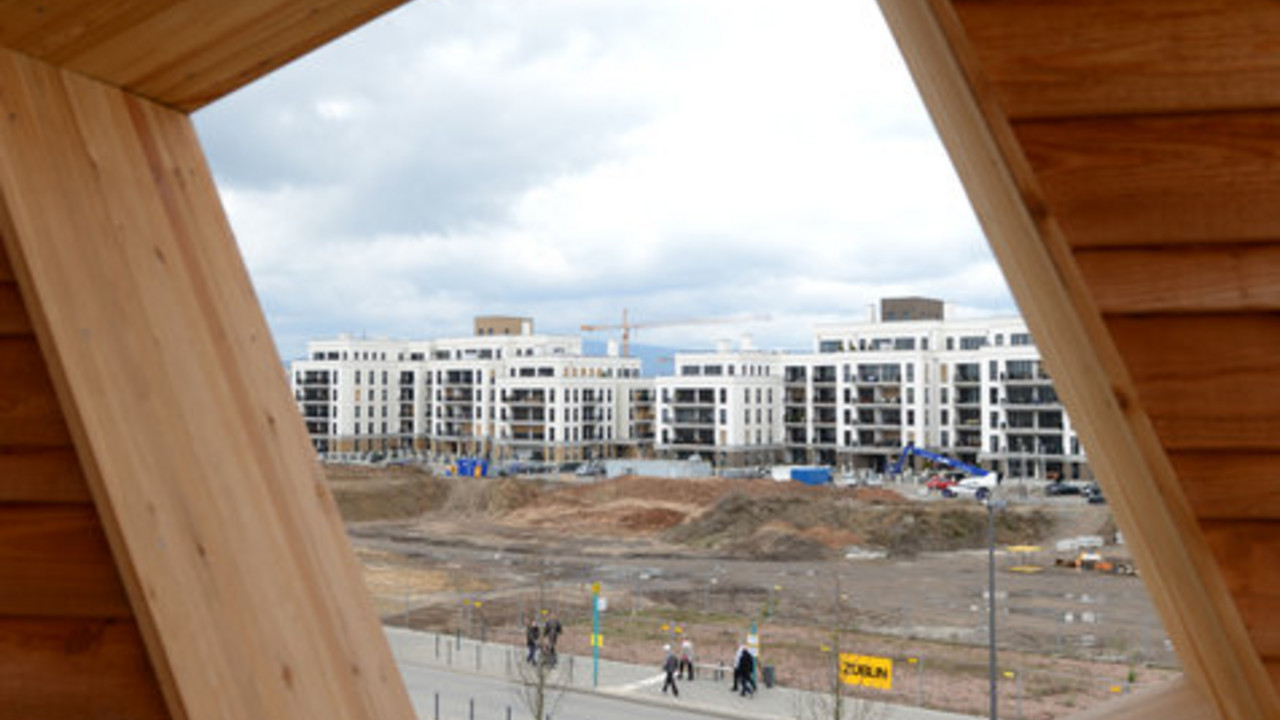 Mehrfamilienhäuser; Bild: dpa