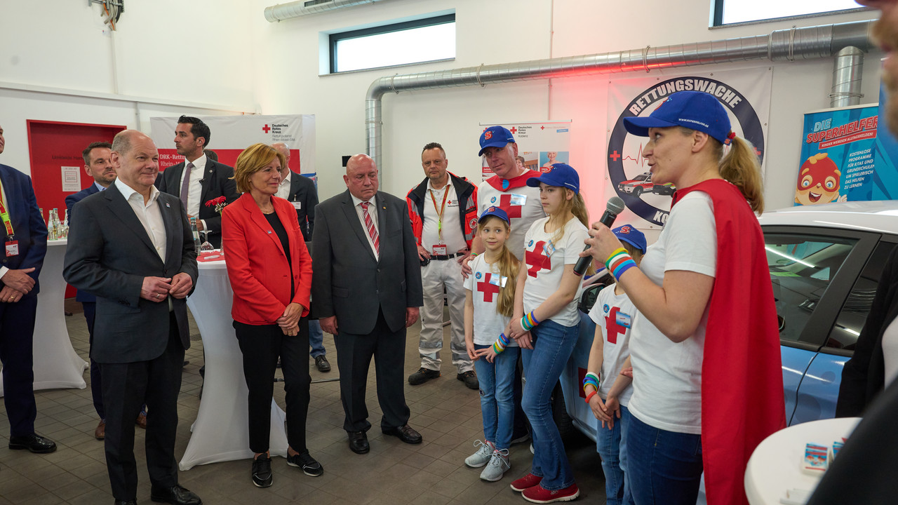 In der Rettungswache "Rechte Rheinseite" in Koblenz bekommen Bundeskanzler Olaf Scholz und Ministerpräsidentin Malu Dreyer das Konzept "Superhelfer" des DRK erklärt.