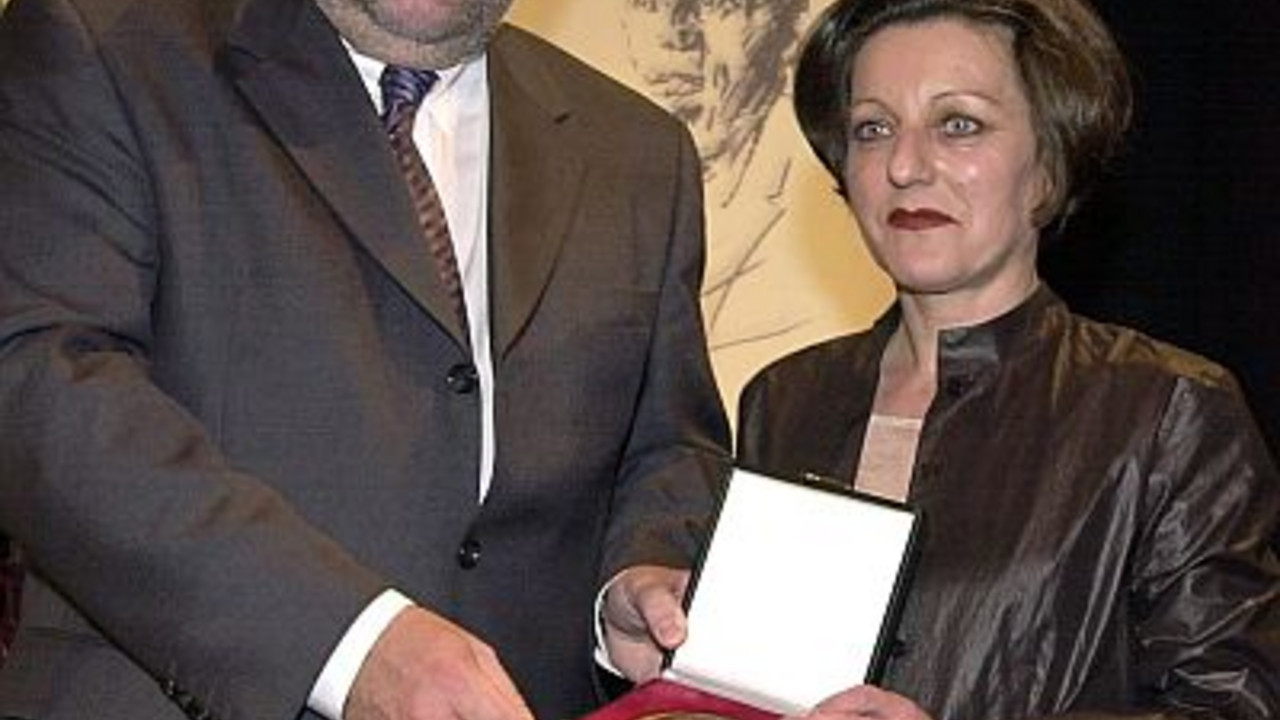 Kurt Beck überreicht Herta Müller die Zuckmayer-Medaille 2002; Bild: dpa