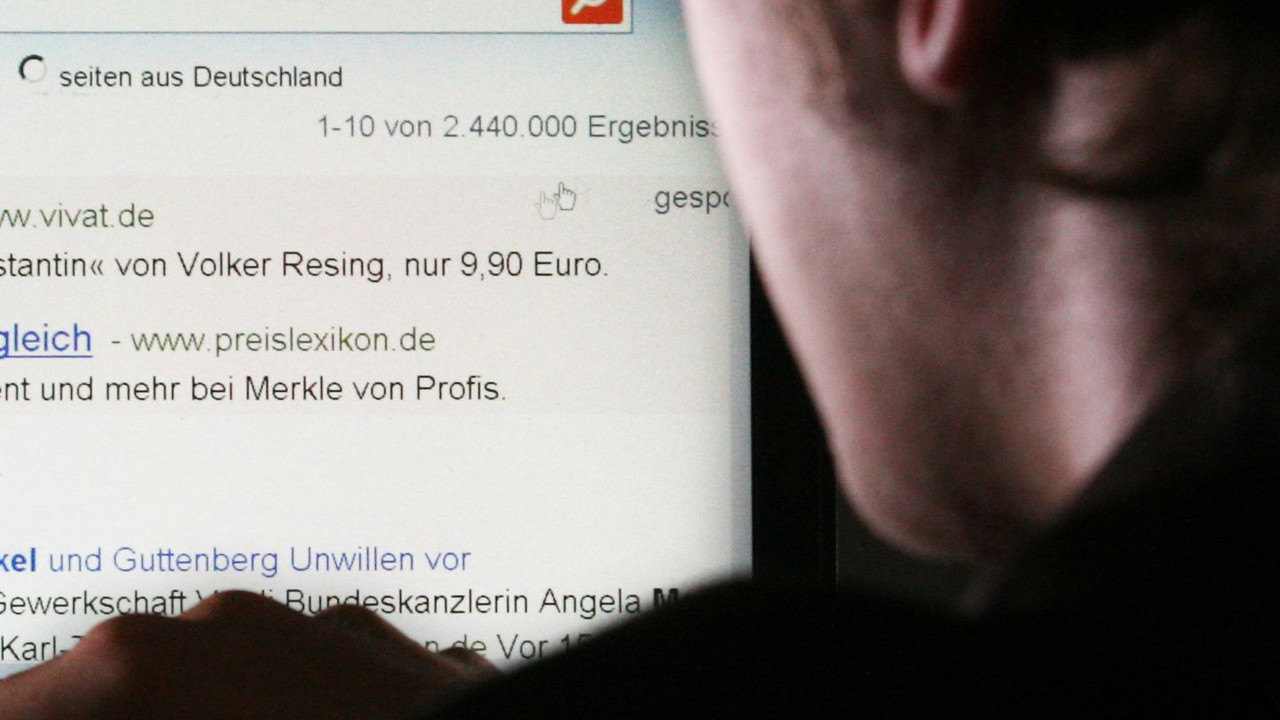 Mann am Computer; Bild:dpa