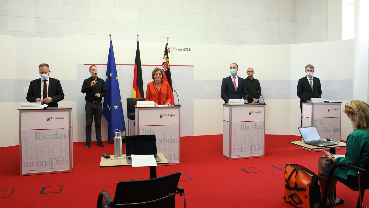 Ministerpräsidentin Malu Dreyer, Gesundheitsminister Clemens Hoch und die Mitglieder des Corona-Experten-Teams Prof. Bodo Plachter und Dr. Wolfgang Kohnen