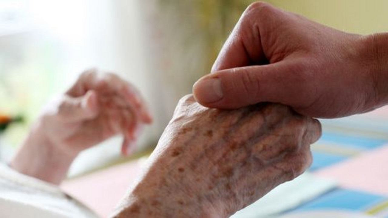 Jung und Alt Hand in Hand