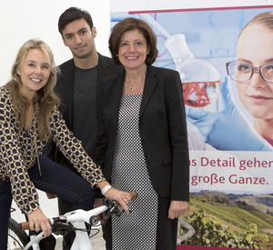 Ministerpräsidentin Malu Dreyer übergab mit dem Marketingleiter der Firma Canyon bicycles, Julian Öncü, das Rad an Gewinnerin Ilonka Happel.