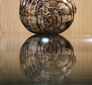 Ein aus Bananenblättern geflochtener Fußball aus Ruanda; Bild: dpa