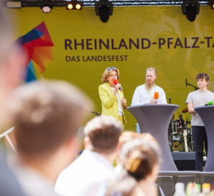 Ministerpräsidentin Malu Dreyer mit Moderator Andreas Bockius auf der Bühne zum Jugendtalk.
