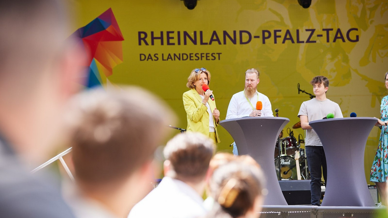 Ministerpräsidentin Malu Dreyer mit Moderator Andreas Bockius auf der Bühne zum Jugendtalk.