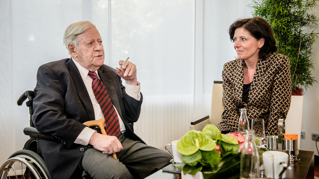 Ministerpräsidentin Malu Dreyer bei einem Treffen mit Helmut Schmidt im Juni 2013