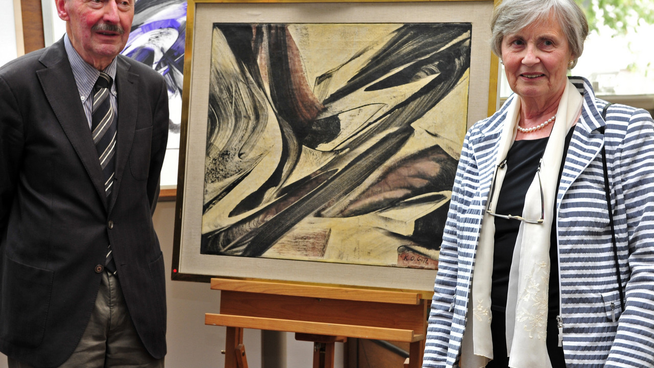 Klaus und Margarethe Posselt vor einem Bild von K.O. Götz; Bild: dpa / Archiv