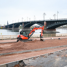 Bauarbeiten am Rheinufer bei der Theodor-Heuss-Brücke