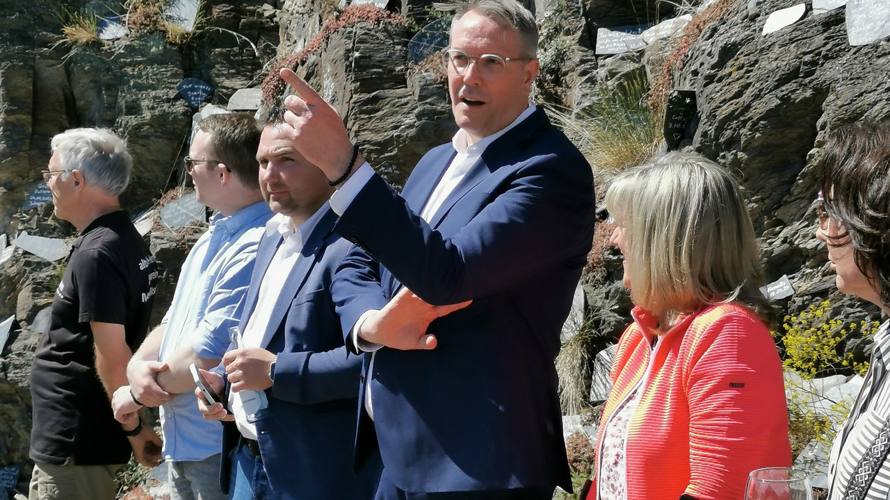 Auf dem Bild ist Ministerpräsident Alexander Schweitzer auf dem Krabaunfest in Müden zu sehen.