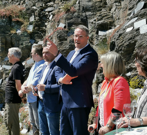 Auf dem Bild ist Ministerpräsident Alexander Schweitzer auf dem Krabaunfest in Müden zu sehen.