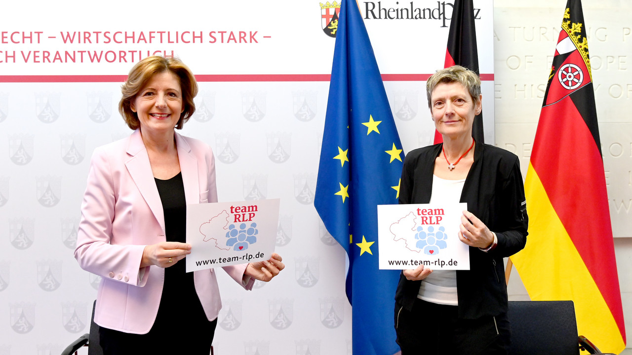 Ministerpräsidentin Malu Dreyer und die Vorstandsvorsitzende des DRK-Landesverbands Anke Marzi stellen "teamRLP" vor