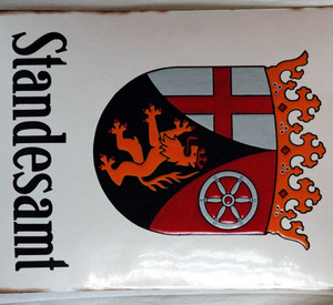 Schild eines Standesamtes mit dem Wappen von Rheinland-Pfalz; Bild: rlp