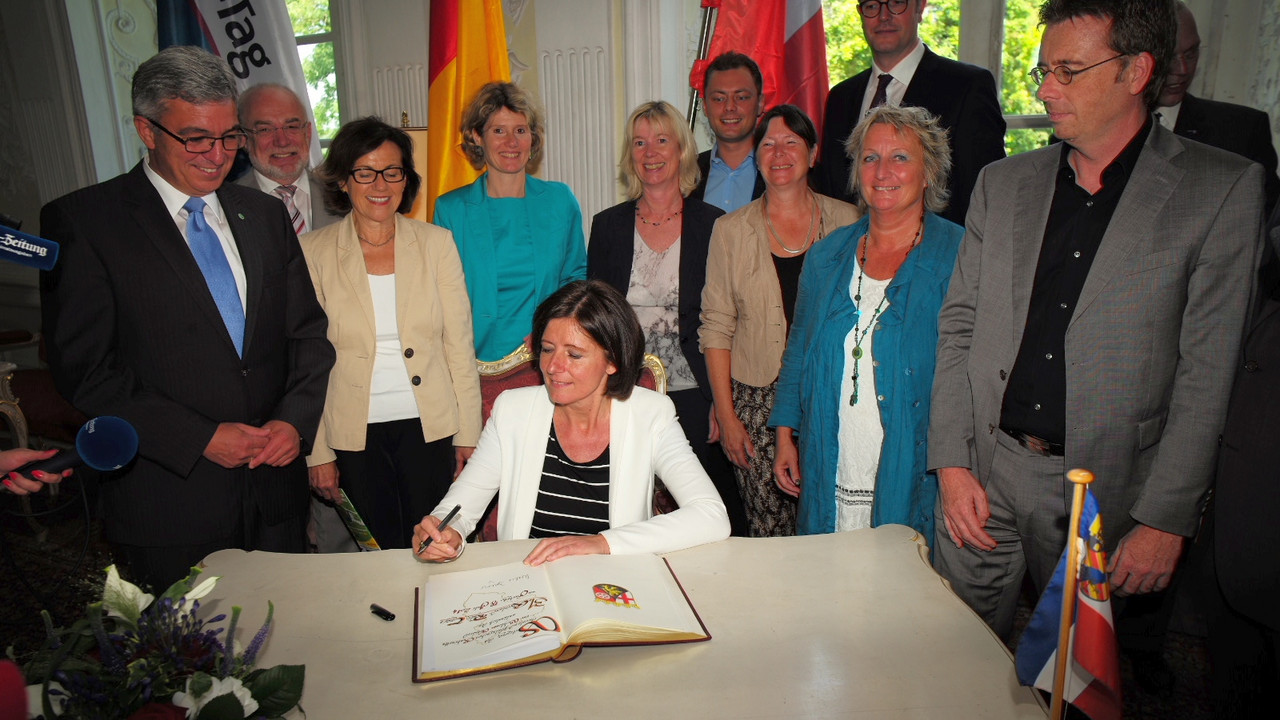 Eintrag in das goldene Buch der Stadt Neuwied; Bild: Staatskanzlei rlp