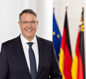 Porträtfoto Ministerpräsident Alexander Schweitzer