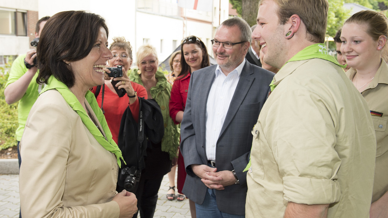 Ministerpräsidentin Malu Dreyer dankt den Ingelheimer Helferinnen und Helfern der 72-Stunden-Aktion des BDKJ; Bild: Peter Pulkowski/© Staatskanzlei