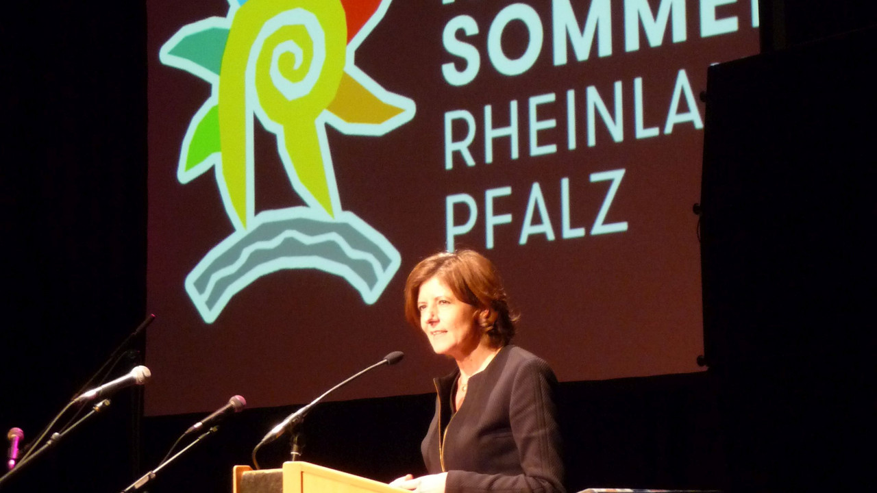 Ministerpräsidentin Malu Dreyer begrüßt die Gäste der Jubiläumsfeier