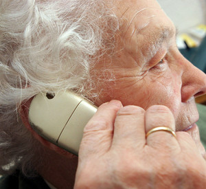 Seniorin am Telefon; Bild: dpa