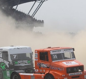 Renntrucks passieren  beim Truck-Grand-Prix auf dem Nürburgring die Haupttribüne; Bild: dpa