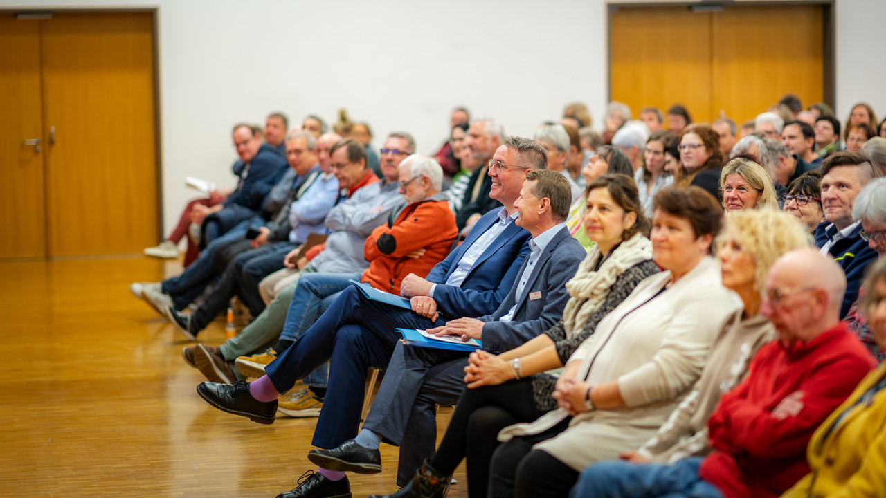 Ministerpräsident Alexander Schweitzer bei der Begrüßung des Fachtags.