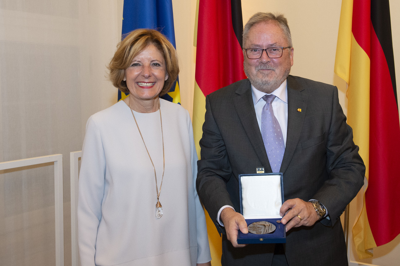 Ministerpräsidentin Malu Dreyer und Peter Josef Schmitz (Präsident Handballverband Rheinland)