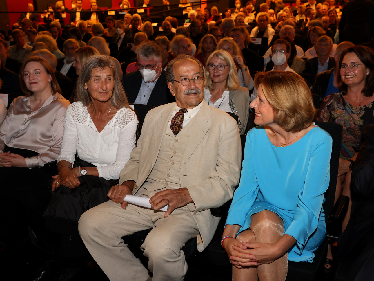 Ministerpräsidentin Malu Dreyer zeichnet den deutsch-syrischen Schriftsteller Rafik Schami mit der Carl-Zuckmayer-Medaille aus.