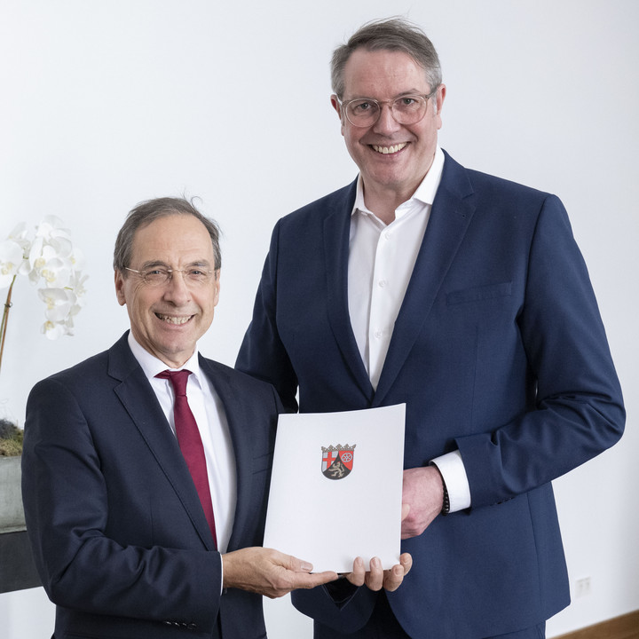 Ministerpräsident Alexander Schweitzer verabschiedet Univ.-Prof. Dr. Norbert Pfeiffer in den Ruhestand 