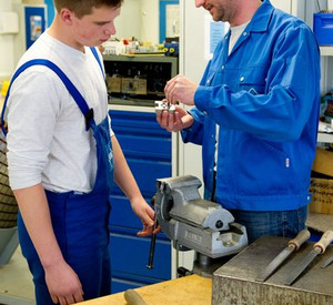 Meister mit Lehrling am Arbeitsplatz; Bild: dpa