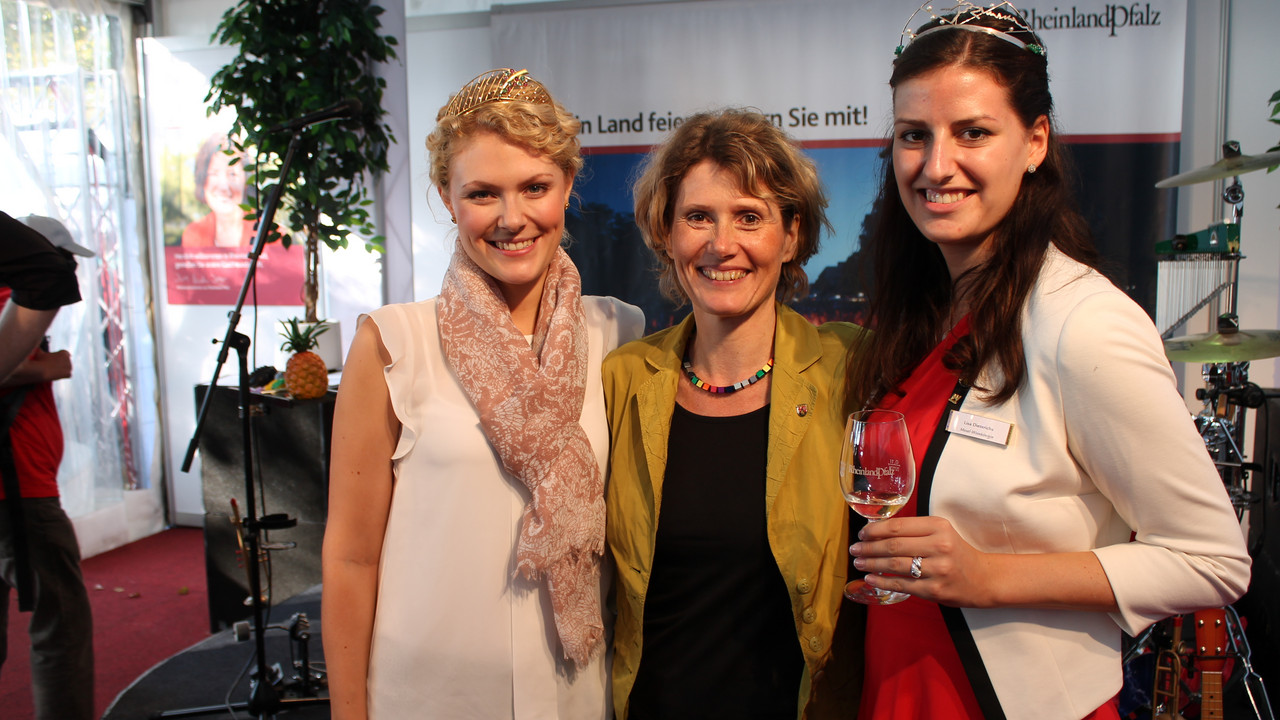 Wirtschaftministerin Eveline Lemke mit der neuen deutschen Weinkönigin Janina Huhn aus der Pfalz (l.) und die Mosel-Weinkönigin Lisa Dieterichs. Bilder: Staatskanzlei rlp
