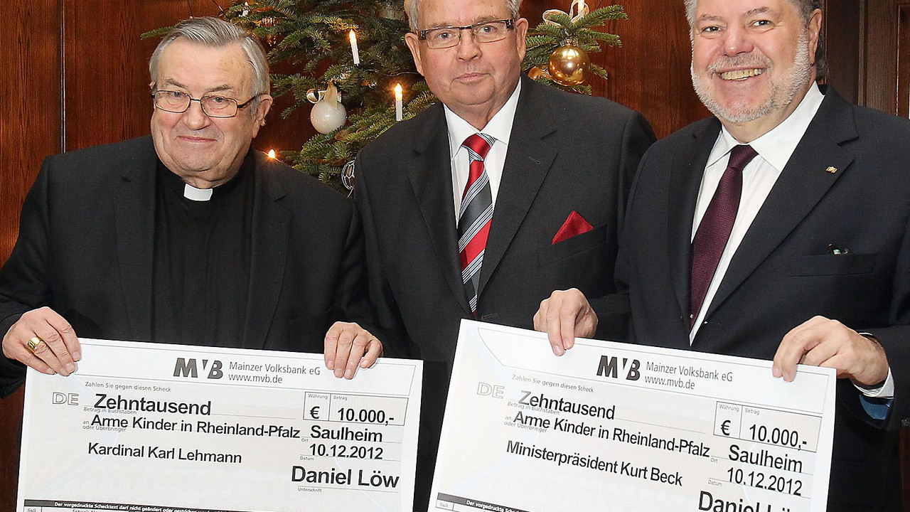 Ministerpräsident Kurt Beck (re.) und der Mainzer Bischof, Karl Kardinal Lehmann (li.), nahmen Spendenschecks von Daniel Löw entgegen; Bild: Stefan Sämmer / © Staatskanzlei