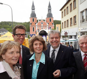Vor der Basilika Prüm: Mathilde Weinandy, Joachim Streit, Eveline Lemke, Kurt Beck und Aloysius Söhngen; Bild: dpa