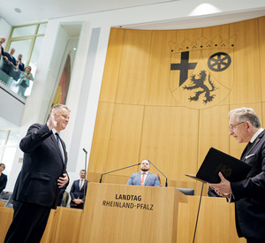 Ministerpräsident Gordon Schnieder legt den Amtseid ab.