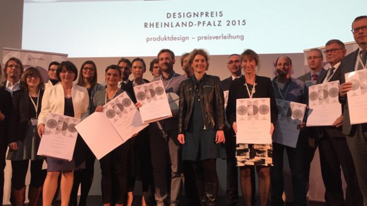 Wirtschaftsministerin Eveline Lemke mit den Preisträgerinnen und Preisträgern "Designpreis Rheinland-Pfalz 2015"