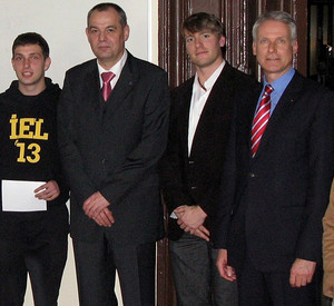 Dr.-Ing. Parya Memar (ISGS), Dr. Volker Schult (Istanbul Lisesi, v.r.n.l.) und Dr. Stefan Lach (Fachbereich Physik, vierter von rechts) mit Schülern. Bild: TU Kaiserslautern
