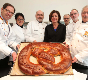 Vertreterinnen und Vertreter der Bäckerinnung Rhein-Nahe-Hunsrück aus 
Bad Kreuznach überreichten Ministerpräsidentin Malu Dreyer die Neujahrsbrezel