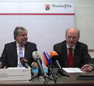 Ministerpräsident Kurt Beck und Prof. Dr. Karl-Eberhard Hain; Bild: von Erichsen