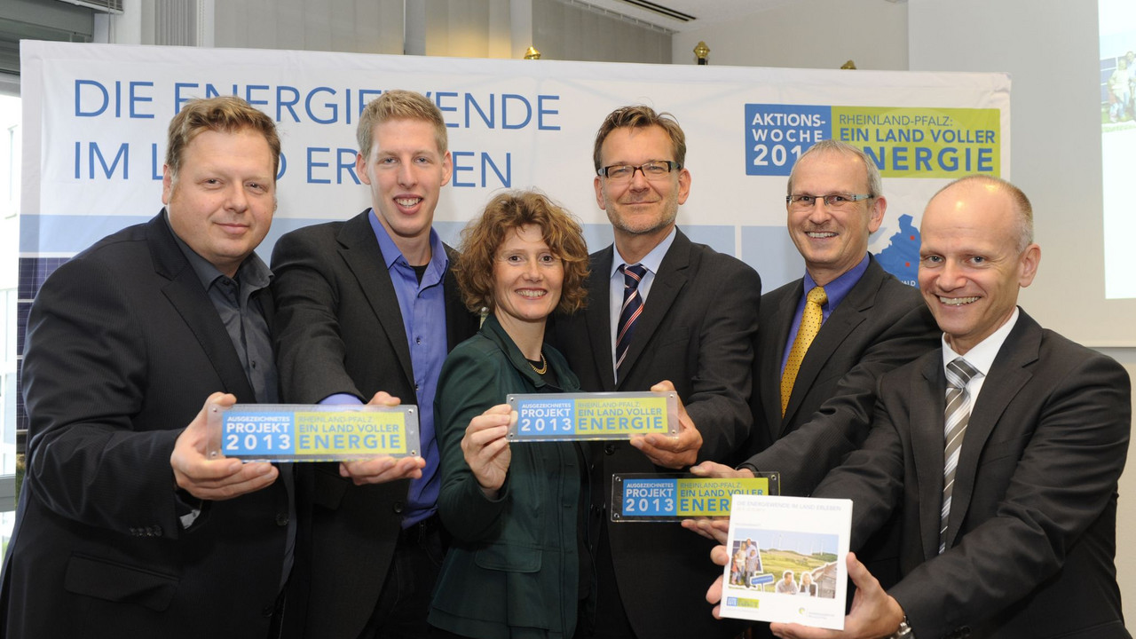 Wirtschaftsministerin Eveline Lemke übergibt Schilder "Ausgezeichnetes Projekt" an Teilnehmer der Aktionswoche "Rheinland-Pfalz: ein Land voller Energie!". V.l. Thomas Hennig (Lehrer) und Jan Crames (Schüler) von der David-Roentgen-Schule Neuwied, Andre