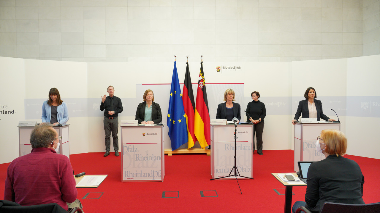Pressekonferenz zum Regierungsentwurf des Landeshaushaltes für das Jahr 2022 