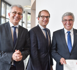 Der hessische Verkehrsminister Tarek Al-Wazir mit Bundesverkehrsminister Alexander Dobrindt und dem rheinland-pfälzischen Infrastrukturminister Roger Lewentz (von links)